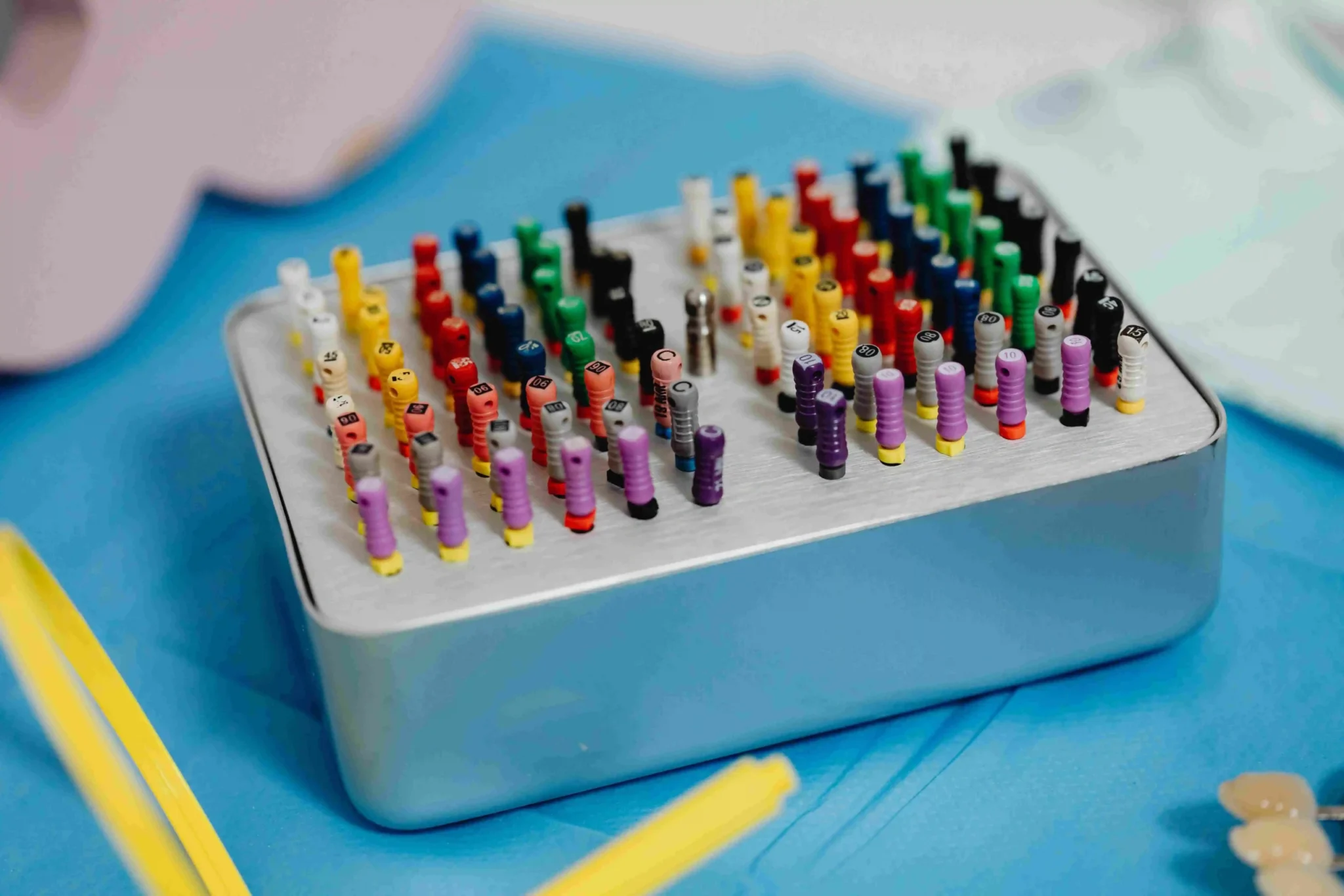 Boîte d'instruments dentaires colorés pour test à domicile.