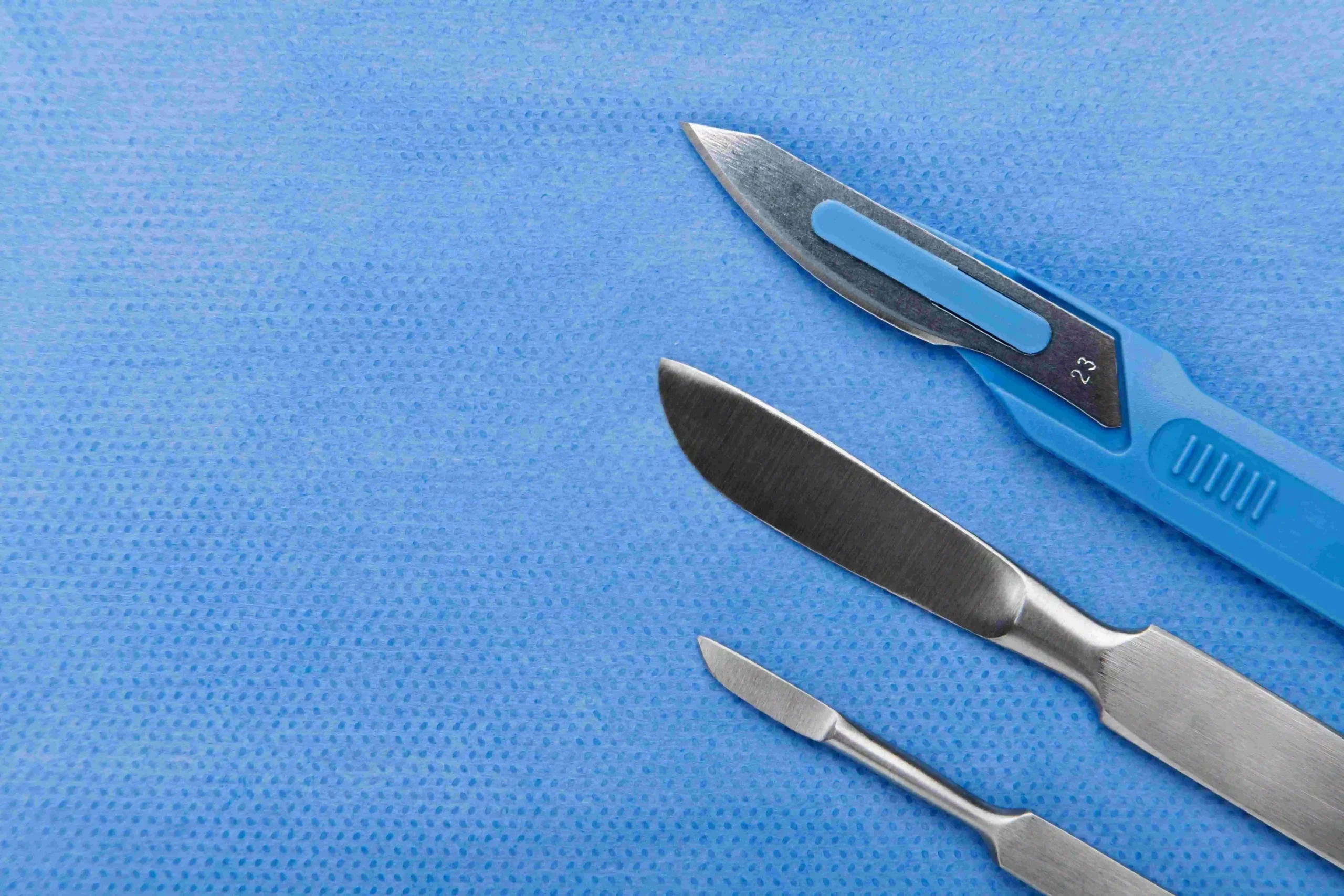 Scalpels chirurgicaux sur un tissu bleu. Instruments pour test à domicile.