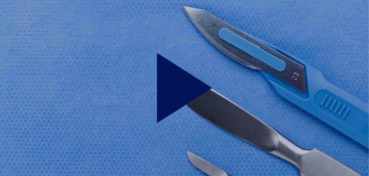 Scalpels chirurgicaux sur un drap bleu.