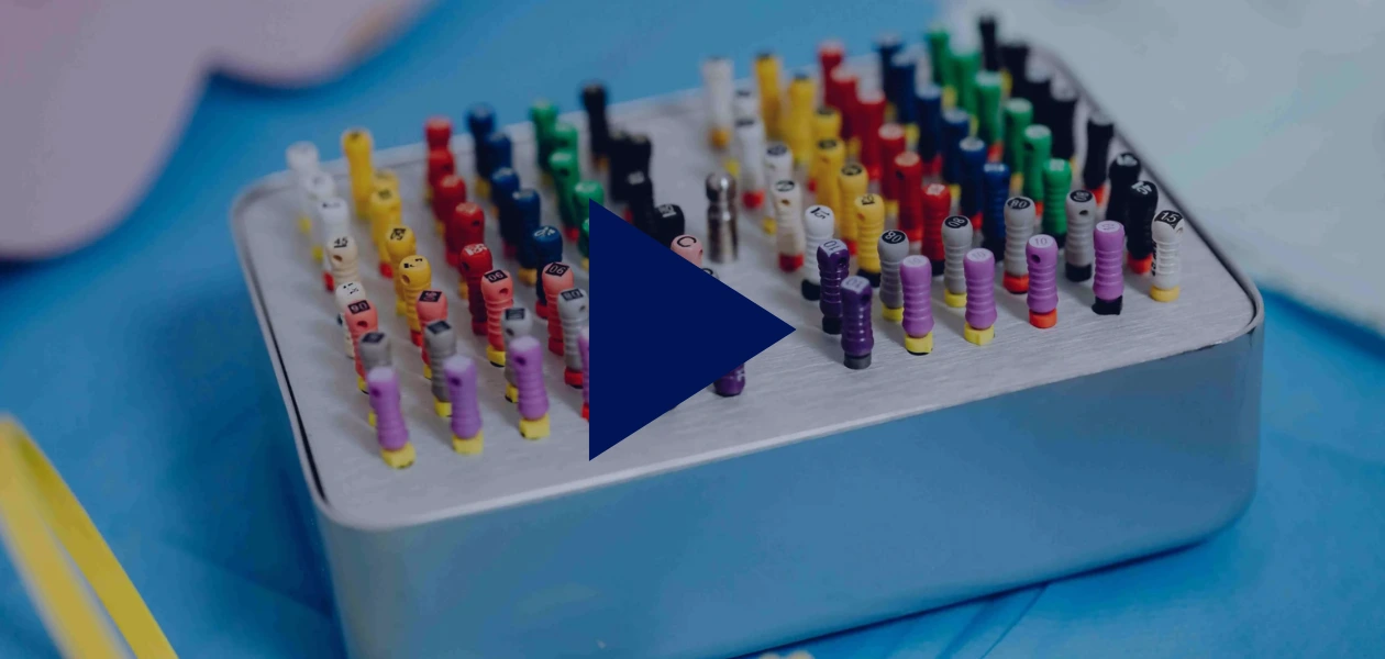 Boîte d'instruments endodontiques colorés.