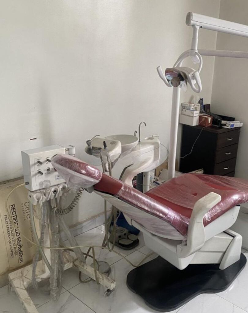 Fauteuil dentaire Gnatus fonctionnel en bon état