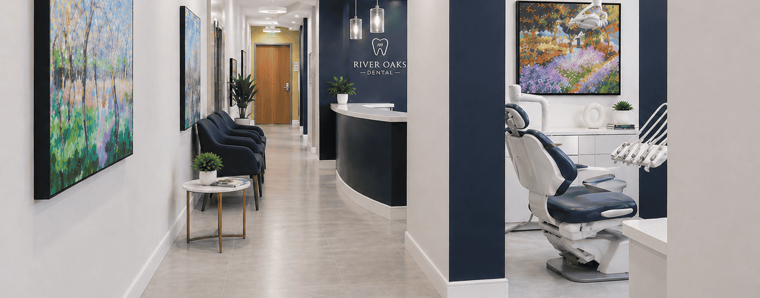 Réception moderne et salle de soins chez River Oaks Dental, avec fauteuil dentaire et œuvres d'art.