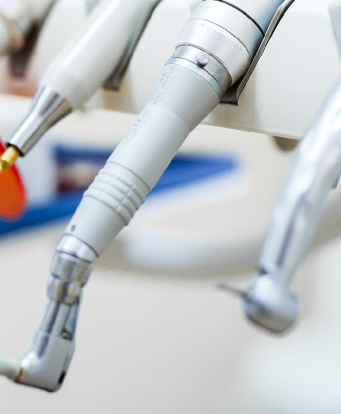 Instruments dentaires modernes sur un fauteuil dentaire