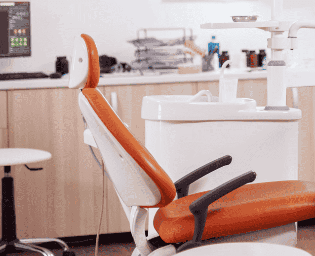 Fauteuil de dentiste orange et blanc, équipement de cabinet dentaire pour formations dentaires au Maroc.